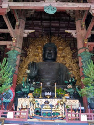 15m vysoká socha sedícího Buddhy.