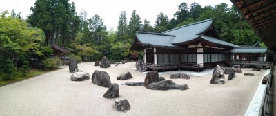 Největší kamenná zahrada v Japonsku (možná i na světe). Přes 2 tisíce metrů čtverečních. Levá část - klesající drak.