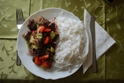 Glinga zo siky na zelenine s ryžovými rezancami.<br />Síčí kližka se zeleninou a rýžovými nudlemi.