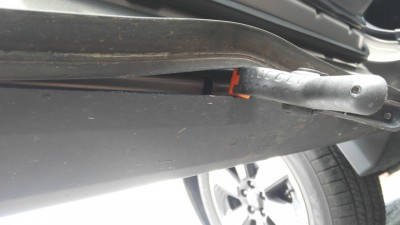 odtokové kanálky na spodku dveří mezi plastem a gumou